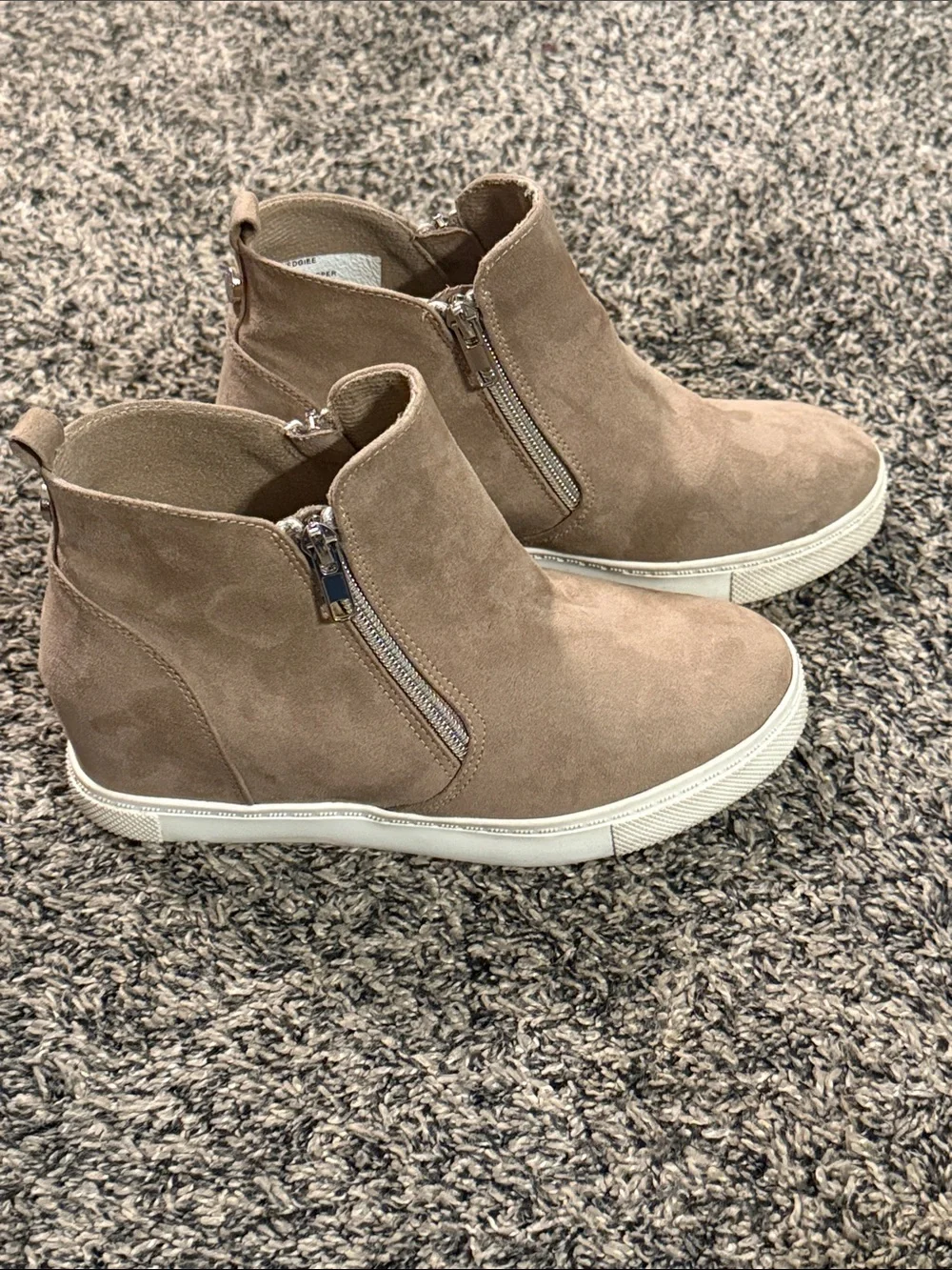 Steve Madden Wedgie Size 5 Taupe Hidden Wedge Sneaker Booties